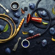 Accesorios de shisha para fumar y arándanos.