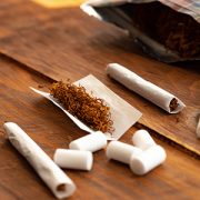 Cigarrillos de liar: tabaco, papel de fumar y boquillas.