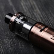 Primer plano de un vaper encima de una mesa de madera
